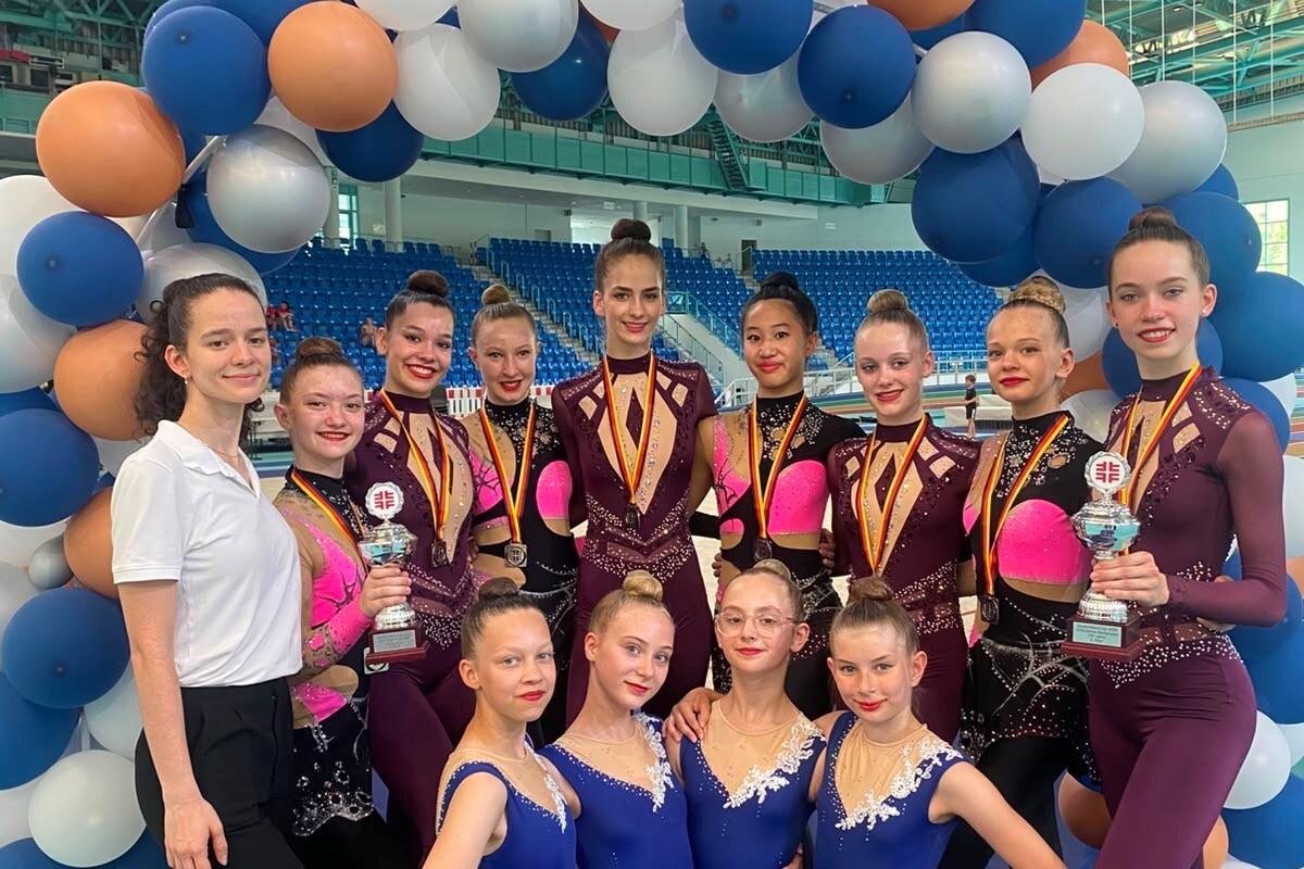 Die Teilnehmerinnen des SV Halle beim Deutschland-Cup Gymnastik 2026 in Halle mit Trainerin Lucy Waßmann, mit Medaillen und Pokalen